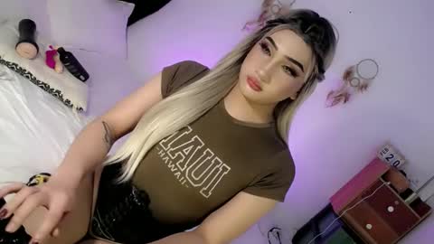 Snapshot of deluxetgirl69 chatting on February 2025 03:42:02 PM Chesca online show from February 2025 03:42:02 PM