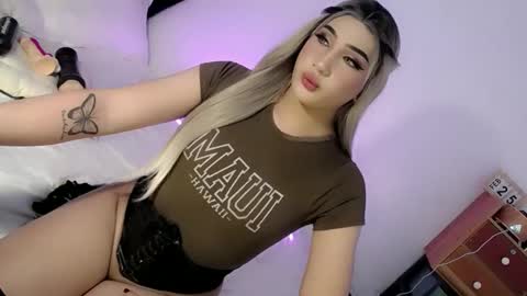 Snapshot of deluxetgirl69 chatting on February 2025 12:03:02 PM Chesca online show from February 2025 12:03:02 PM