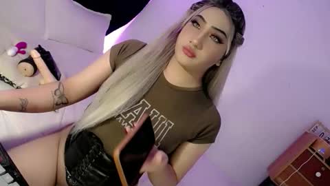Snapshot of deluxetgirl69 chatting on September 2025 08:52:02 PM Chesca online show from September 2025 08:52:02 PM
