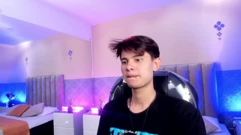 derek_sinn online show from April 2026 08:43:01 PM