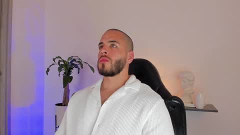 Snapshot of devoncollins chatting on December 2024 12:22:02 AM Devon Collins Independent model online show from December 2024 12:22:02 AM