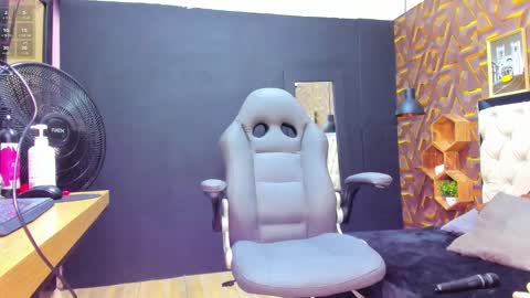 Snapshot of deyy_madisson chatting on February 2025 07:02:02 PM Madisson online show from February 2025 07:02:02 PM