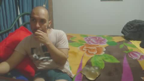 Snapshot of dinchtcams chatting on November 2025 10:32:01 PM Dincht online show from November 2025 10:32:01 PM