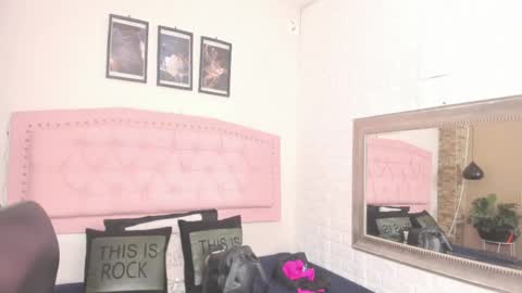Snapshot of diosaa_golden chatting on March 2025 03:05:02 AM DIOSA online show from March 2025 03:05:02 AM
