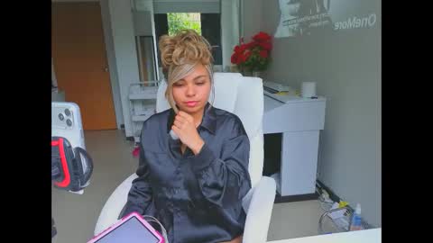 diosadeluniverso_ online show from April 2026 12:50:02 PM