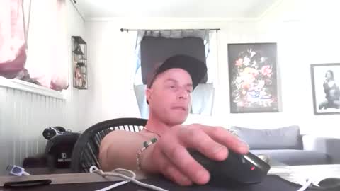 Snapshot of dirkdigglerofficial chatting on May 2026 04:32:01 AM dirkdigglerofficial online show from May 2026 04:32:01 AM