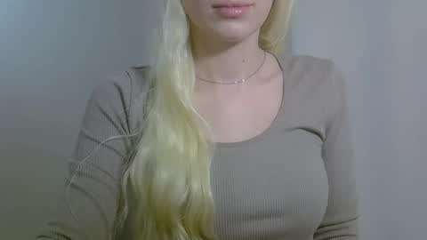 DitaMilton online show from November 2025 10:04:02 PM