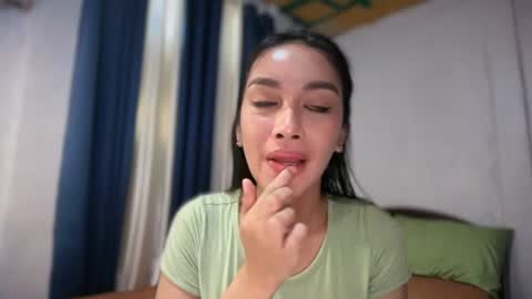 Snapshot of divina_graciaxx chatting on June 2026 02:44:01 AM DIVINA online show from June 2026 02:44:01 AM