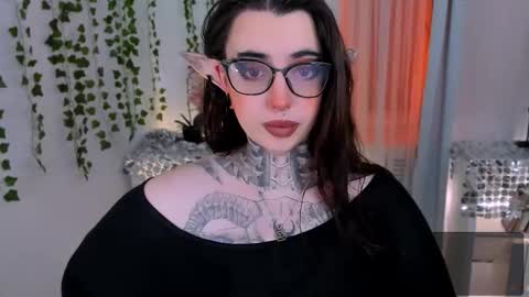 dixipixi_ online show from December 2025 05:36:02 AM