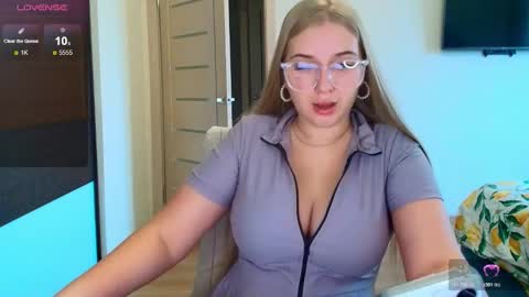 Snapshot of do_u_want_alice chatting on October 2025 08:49:01 AM Alice online show from October 2025 08:49:01 AM