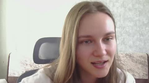 dolcezza_ online show from May 2026 12:00:01 PM