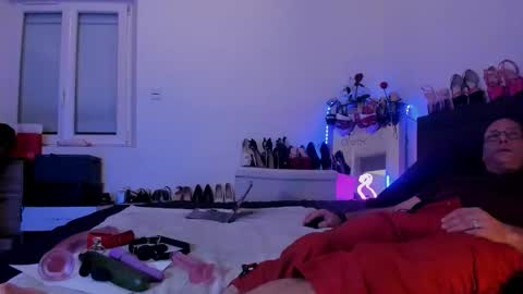 dolly2425 online show from April 2026 11:46:01 PM