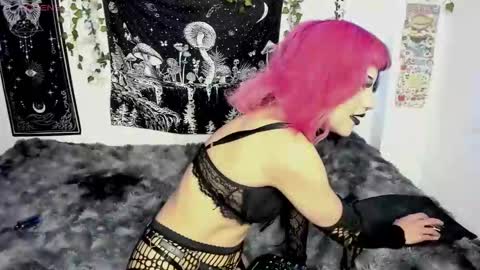 dolly_bones online show from October 2025 08:31:02 PM