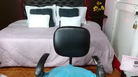 Snapshot of domink_gilr chatting on February 2025 02:15:01 AM D O M I N K online show from February 2025 02:15:01 AM