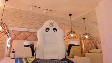  DOROTHY online show from January 2025 05:42:02 AM