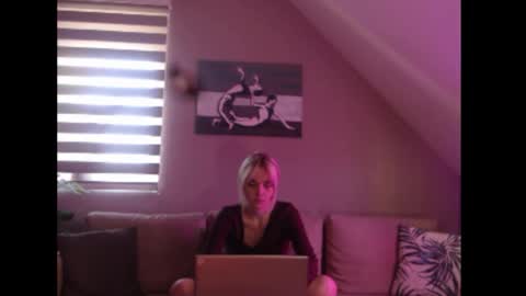 A girl online show from September 2025 07:30:01 AM