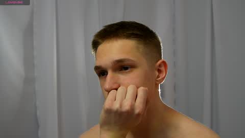 Snapshot of dustyn_fox chatting on December 2024 08:05:02 PM Dustyn online show from December 2024 08:05:02 PM