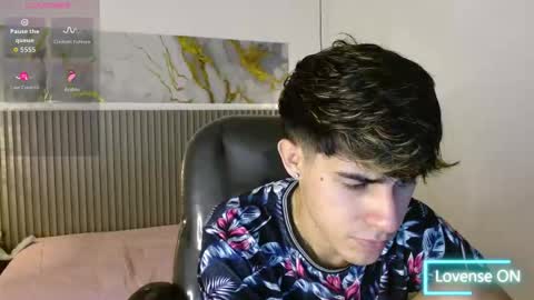 dyla_n18_ online show from November 2025 07:46:02 PM