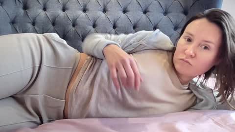 Nadia Ferreira  online show from December 2025 10:42:01 AM