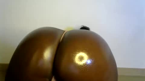 Snapshot of ebony_lynne chatting on April 2026 09:27:01 PM ebony_lynne online show from April 2026 09:27:01 PM