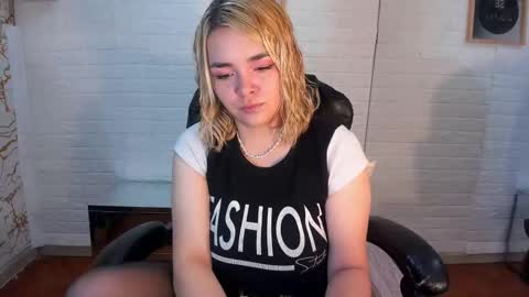 Snapshot of eily_blunts chatting on November 2025 01:23:02 PM Eily online show from November 2025 01:23:02 PM