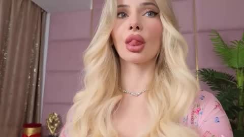 Snapshot of eleineblue chatting on October 2025 08:50:02 PM Eleine online show from October 2025 08:50:02 PM