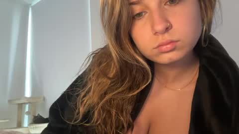 Snapshot of elenahere4u chatting on May 2026 02:13:01 PM Elena online show from May 2026 02:13:01 PM