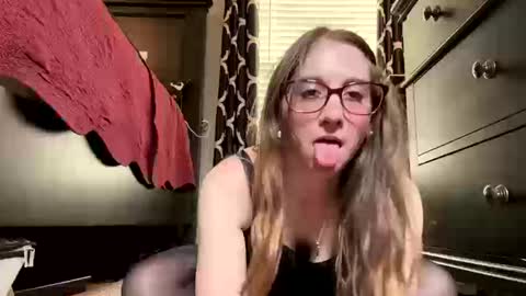 Elenore Hoesevelt online show from October 2025 05:56:02 PM