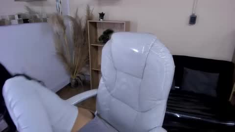 Eliie online show from September 2025 08:35:02 PM