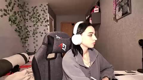 Snapshot of elinorashfield chatting on June 2026 09:13:01 AM Milica online show from June 2026 09:13:01 AM