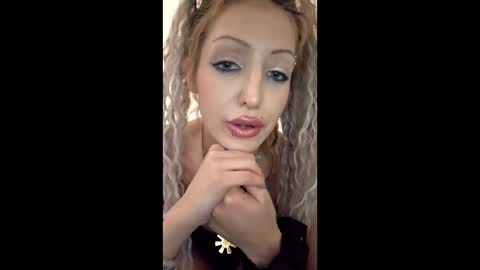 elinorr online show from April 2026 03:00:01 PM