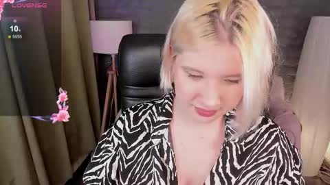 Alana online show from September 2025 10:01:02 PM