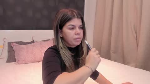 Elly online show from November 2025 08:08:02 PM