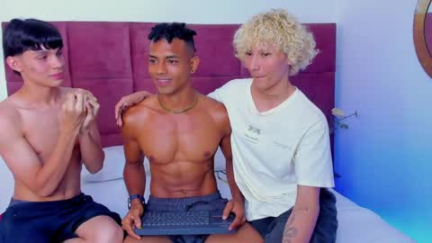 Valentino Konny y Jhon online show from April 2026 08:24:02 PM