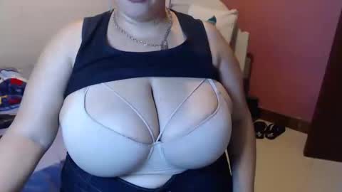 Snapshot of elizabethtaylor1 chatting on January 2025 10:18:01 PM Elizabeth online show from January 2025 10:18:01 PM