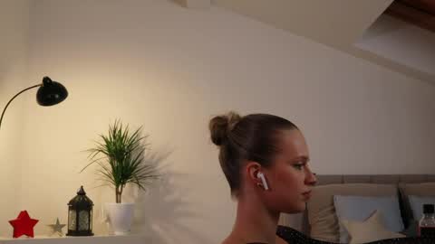 Ella online show from February 2025 10:21:02 PM