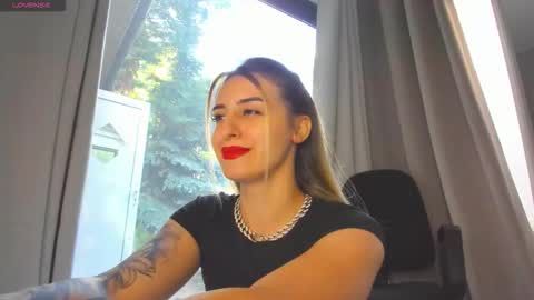 Snapshot of ella_vee chatting on September 2025 05:28:02 AM ella_vee online show from September 2025 05:28:02 AM