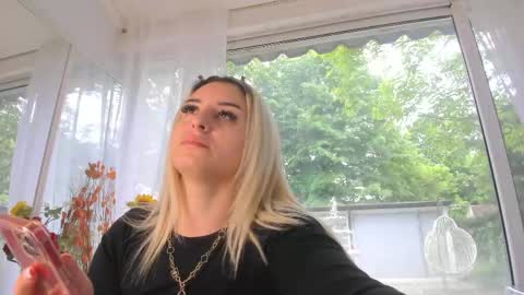 Snapshot of ella_vee chatting on May 2026 04:51:01 AM ella_vee online show from May 2026 04:51:01 AM