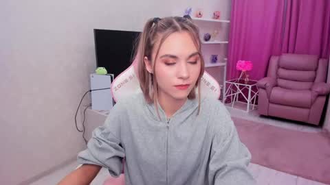 Snapshot of ellacurtis chatting on April 2026 02:07:02 AM ellacurtis online show from April 2026 02:07:02 AM