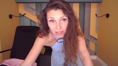 Snapshot of ellalongs chatting on June 2026 11:32:02 AM EllaLongs online show from June 2026 11:32:02 AM