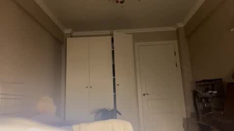 Ella online show from October 2025 06:37:01 PM