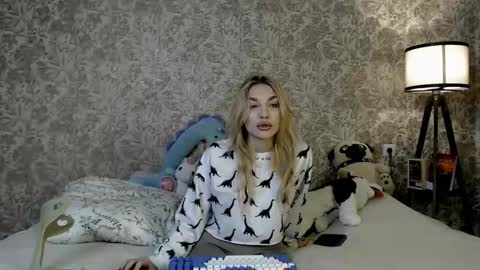 ellamilla online show from September 2025 02:17:01 PM