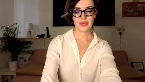 Snapshot of elle_melle chatting on September 2025 04:51:02 PM elle_melle online show from September 2025 04:51:02 PM