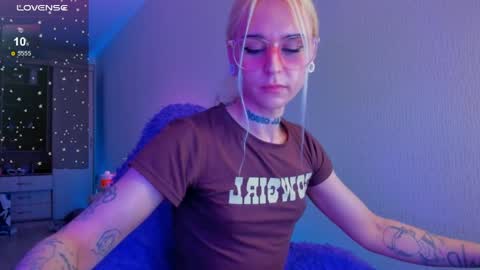 Snapshot of elli_26 chatting on April 2026 04:12:02 PM Ellie online show from April 2026 04:12:02 PM