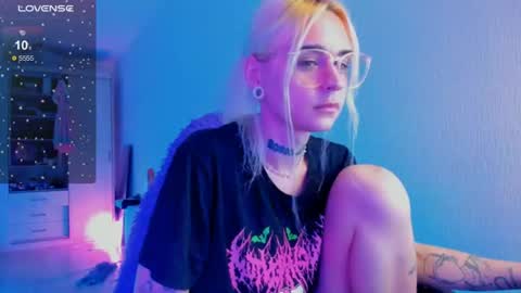 Snapshot of elli_26 chatting on July 2026 04:10:01 PM Ellie online show from July 2026 04:10:01 PM