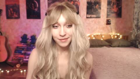 Snapshot of ellie_friendly chatting on January 2025 03:29:01 AM ellie_friendly online show from January 2025 03:29:01 AM