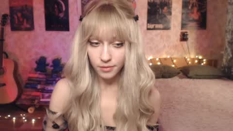 Snapshot of ellie_friendly chatting on January 2025 12:09:02 PM ellie_friendly online show from January 2025 12:09:02 PM