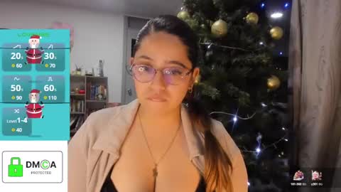 Snapshot of ellie_jones1 chatting on December 2024 12:44:01 AM Ellie online show from December 2024 12:44:01 AM