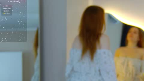 EllieLarson online show from November 2025 05:11:01 PM