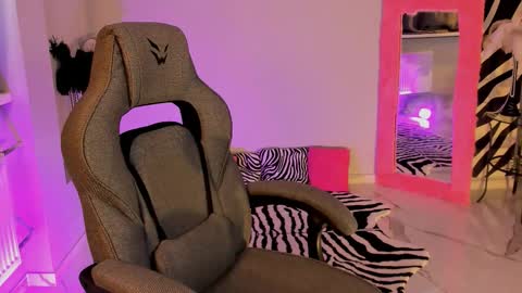 Elin online show from February 2026 12:35:01 PM